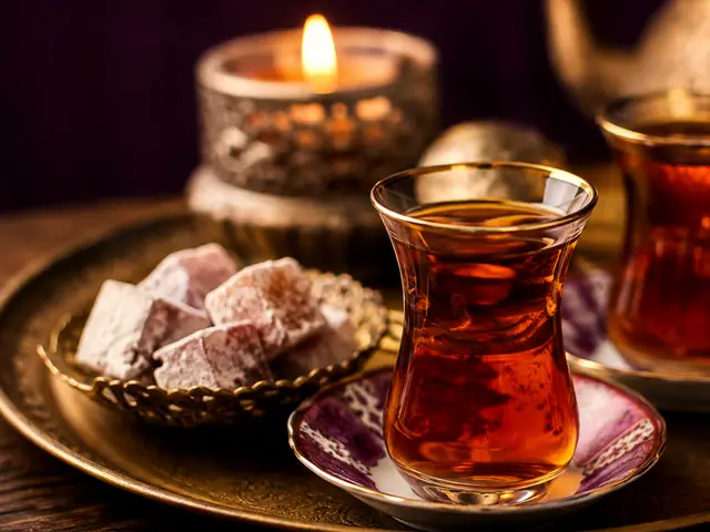 İnce belli bardakta çay ve lokum — Merter, Masaj Salonun