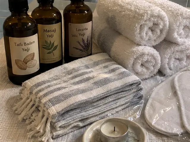 Tatlı badem ve lavanta yağı, havlular, peştemal ve mum — Merter, Masaj Salonun